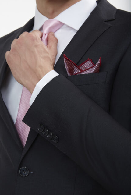 Close view on the Adoro Deluxe charcoal grey suit notch lapel
